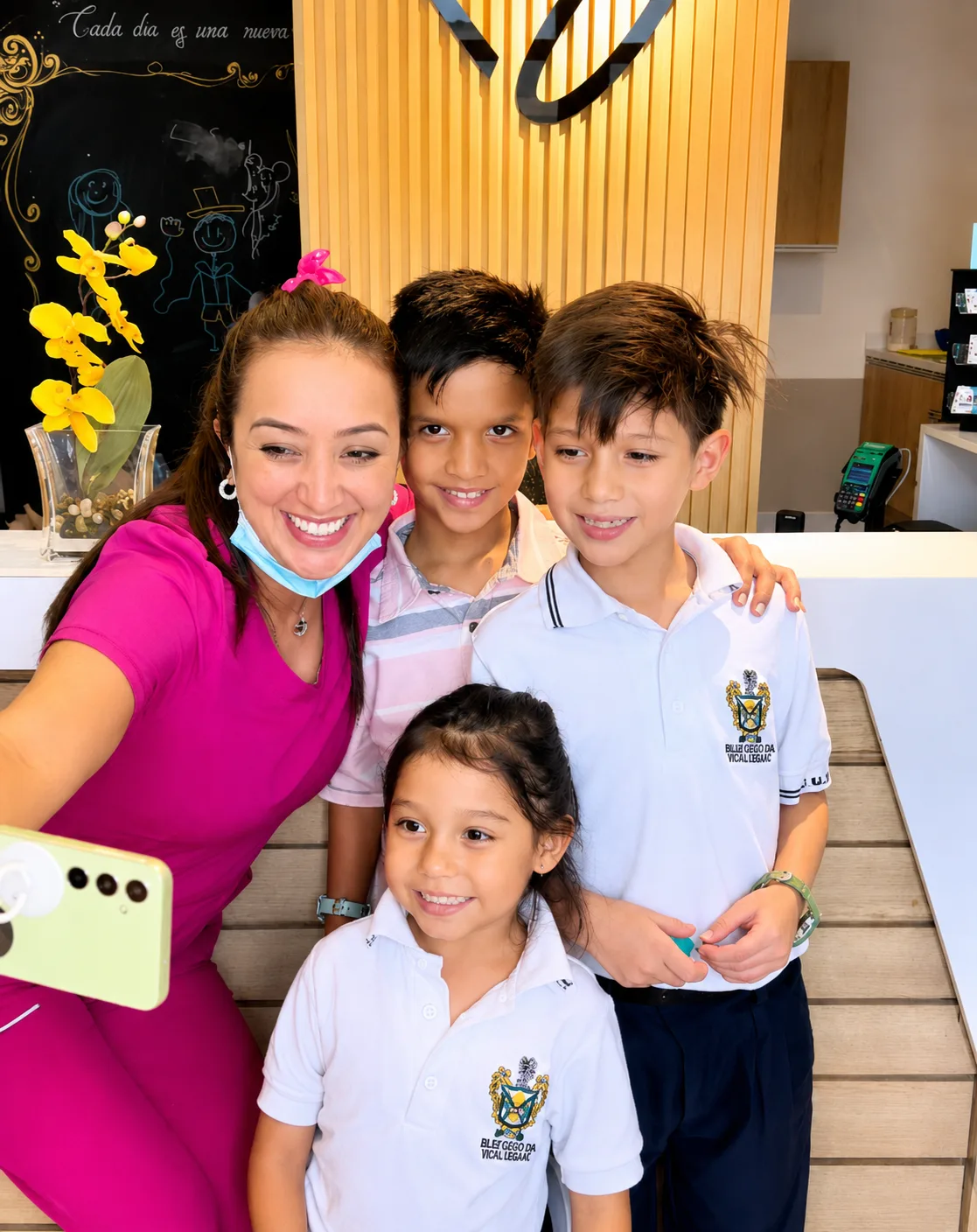 Familia sonriendo en la clínica